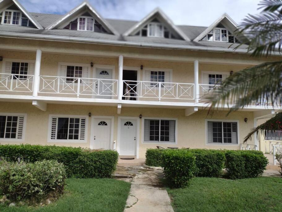Club Caribbean Apartments Runaway Bay Εξωτερικό φωτογραφία